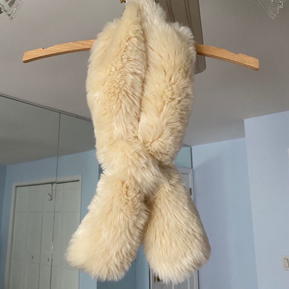 NWOT Alice Hannah Faux Fur Pull-Through Scarf